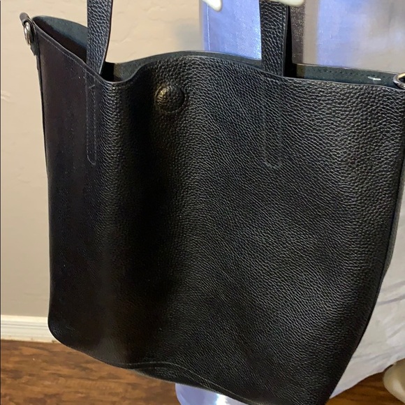 Tote with central magnet button for easy closing - Picture 2 of 8